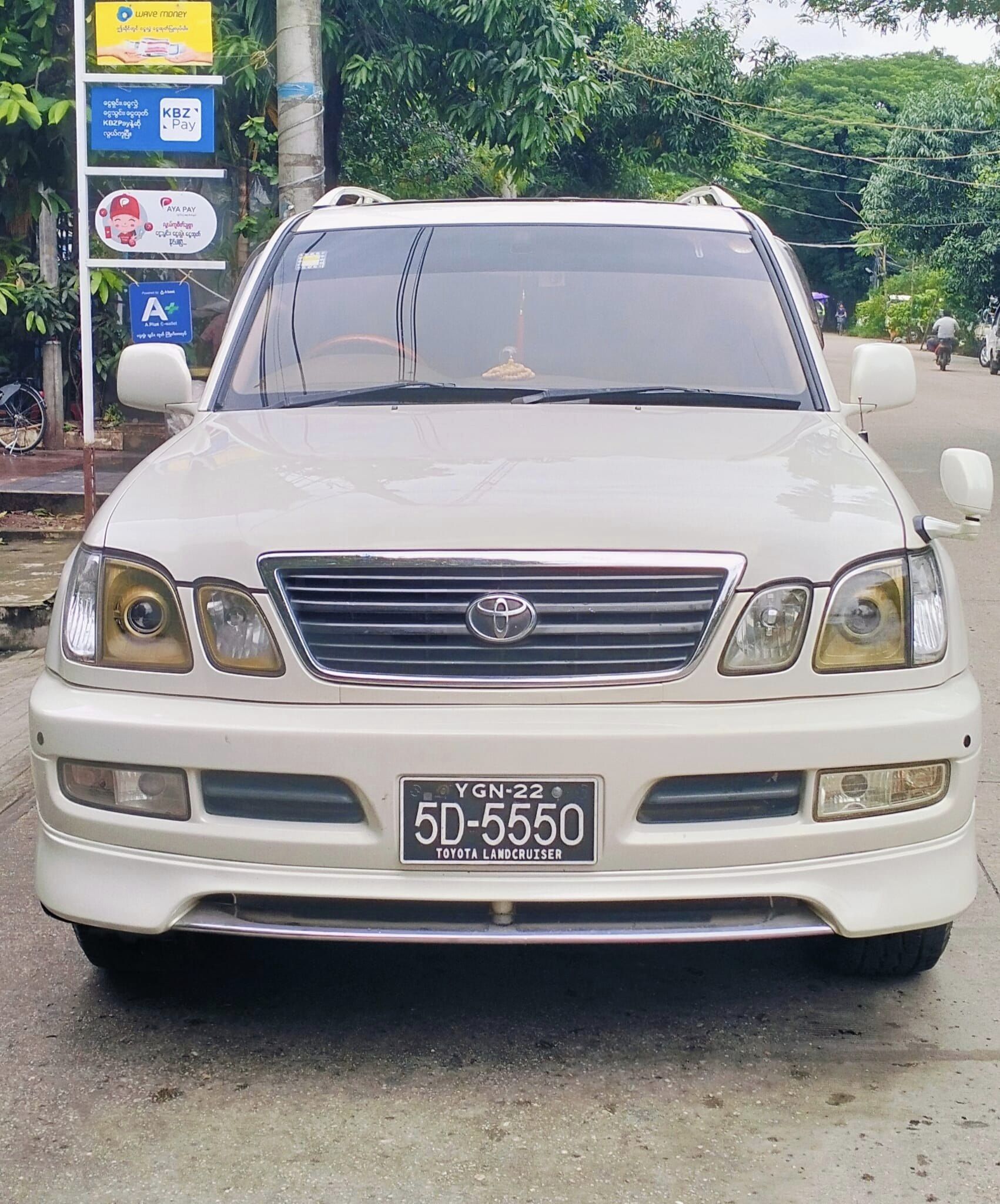 Toyota Land Cruiser Cygnus 2000